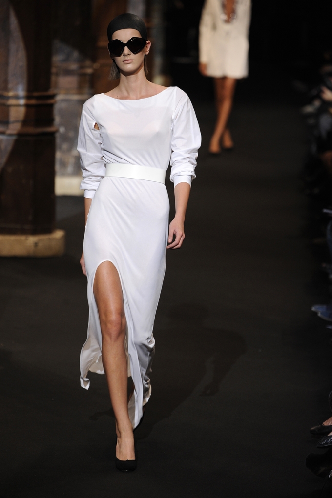 Hussein Chalayan NaiPublishers 作品集(2005) FORM | ARCHIVE | Hussein Chalayan 'One Hundred & Eleven' (SS