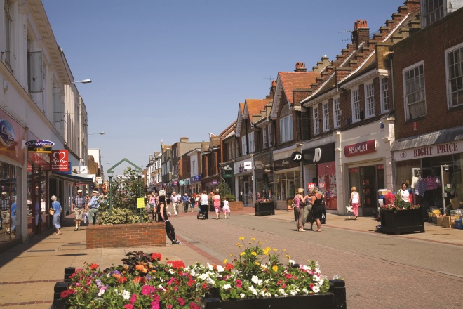 Sunshine boosts high street footfall