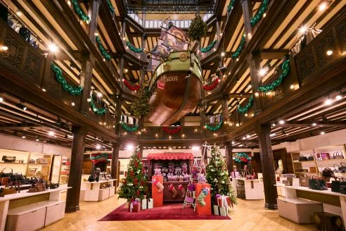 2025_11_06_STORE_CHRISTMAS-ATRIUMWINDOWS_-2_RETOUCHED-492x328.webp