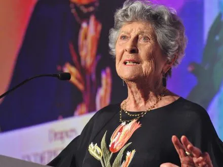 lifetimeachievementawardjoanburstein2-1-highlight-440x330.webp