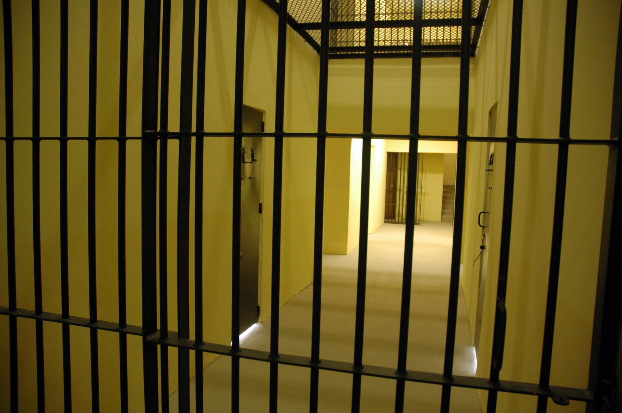 Government to scrap prison building plans