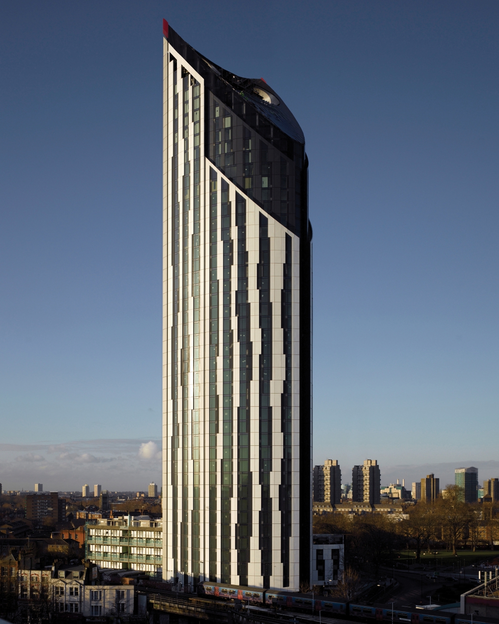 Strata se1 в лондоне. башня федерация восток и запад. небоскреб-кипарис в шанхае. архитектура заха хадид в марокко. чхёнкхон-сентер.