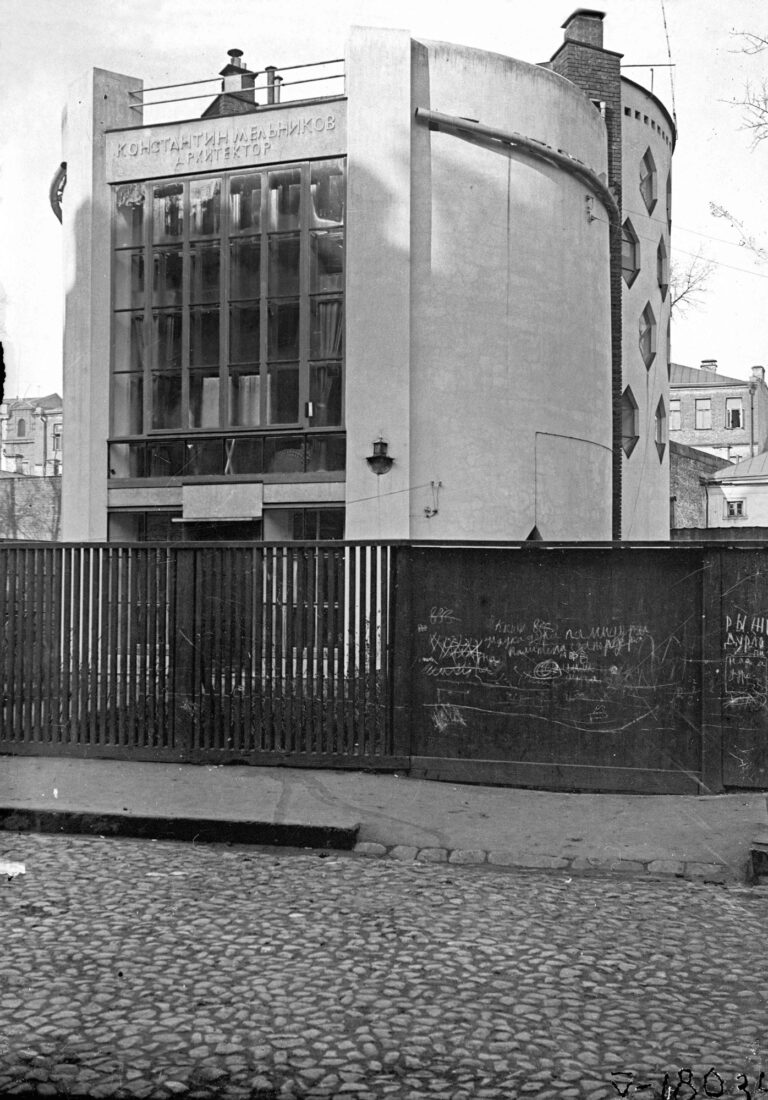 Sovietai Building the Revolution: Soviet Art and Architecture 1915-1935