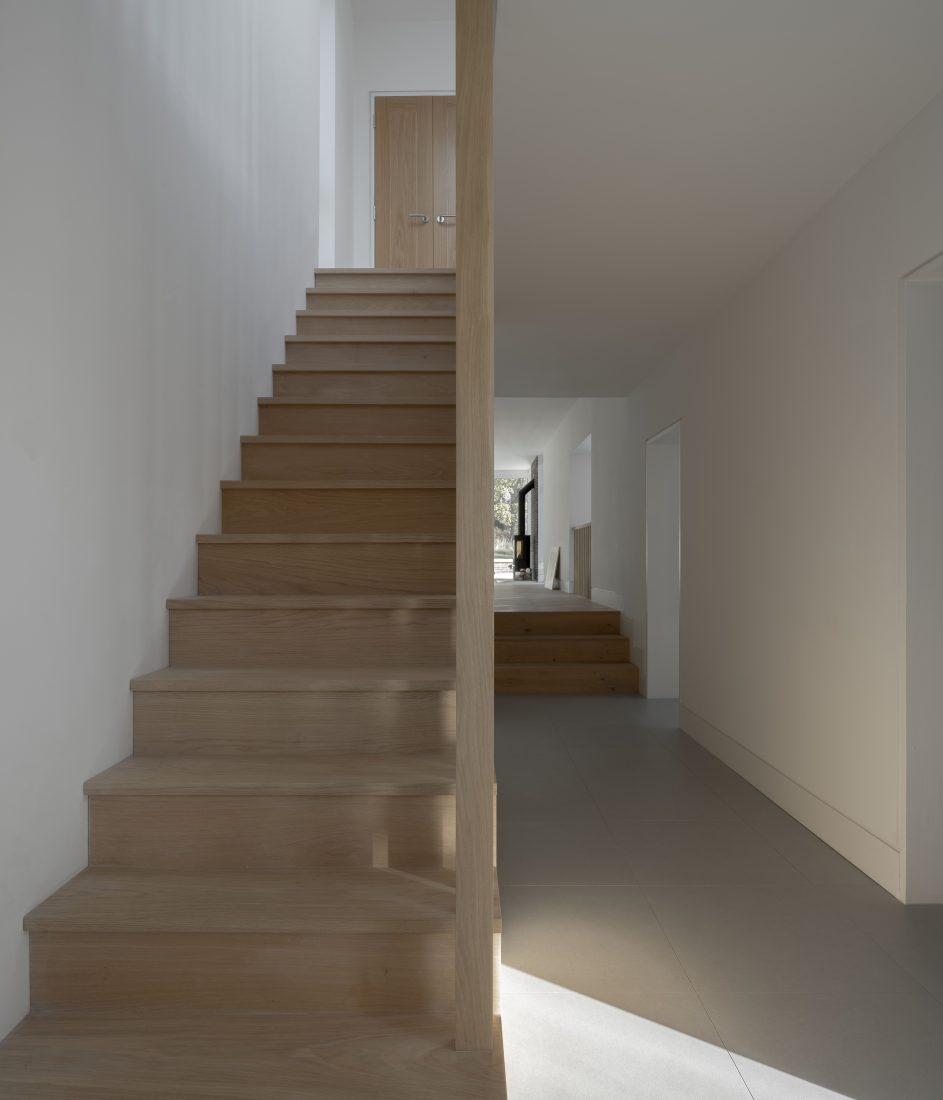 Hudson Architecture Studio designs stepped angular house in Oxfordshire ...
