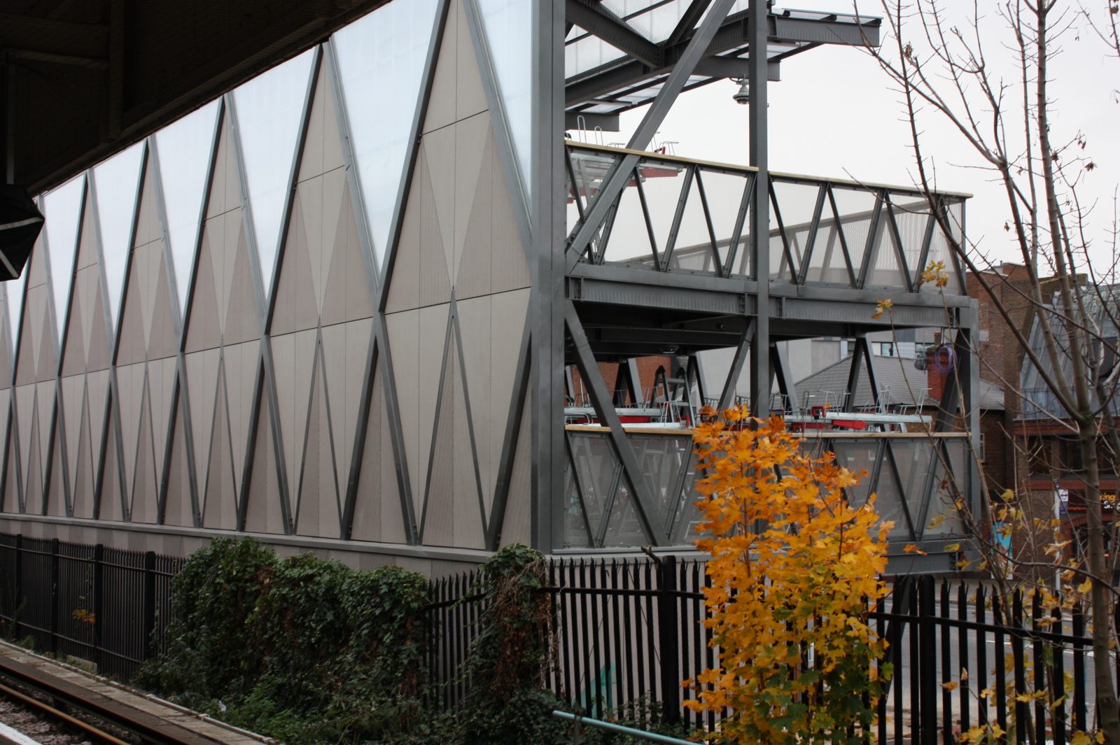 Sarah Wigglesworth completes cycle hub and bridge at Kingston