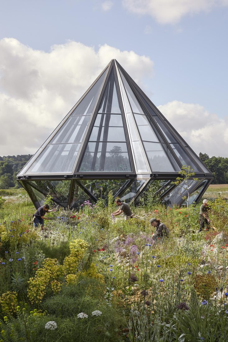 Heatherwick creates 10sided openable glasshouse for Woolbeding Gardens