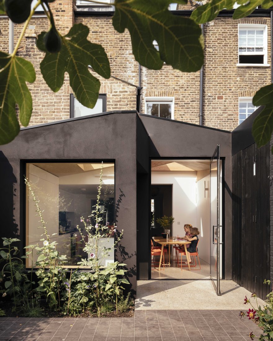 Whittaker Parsons completes corkrendered extension to Hackney townhouse