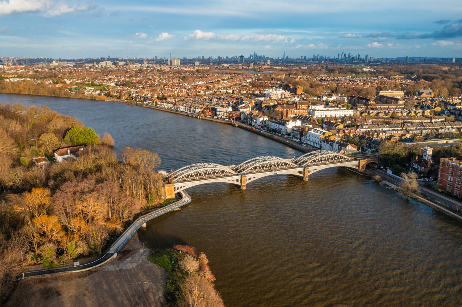 Moxon completes pedestrian bridge along Thames Path at Chiswick