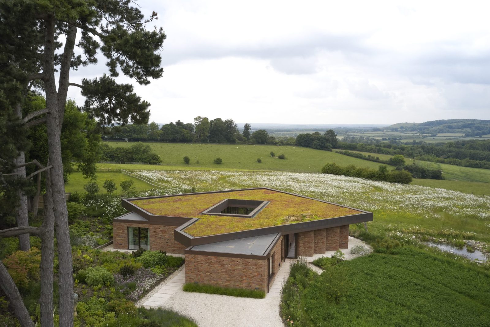 Kirkland Fraser Moor builds 'bungaroosh' Paragraph 84 home