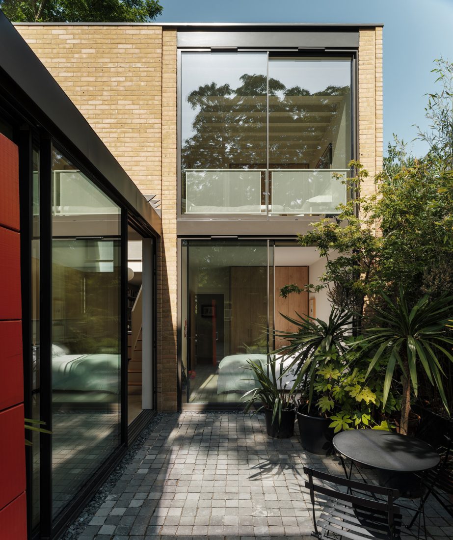 Quinn Architects adds second storey to 1970s mews house
