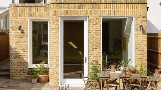 MEA Studio completes curved-brick extension to Dulwich semi