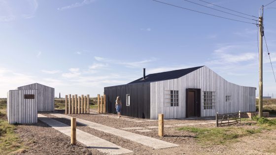 Hollaway Studio completes ‘ad-hoc’ Dungeness house