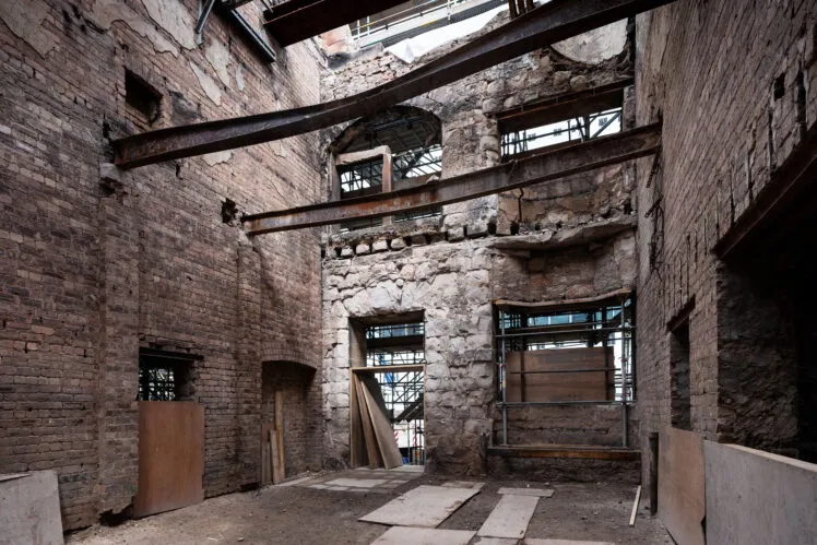 mack-building-2019_40902283193_smaller-748x499.webp